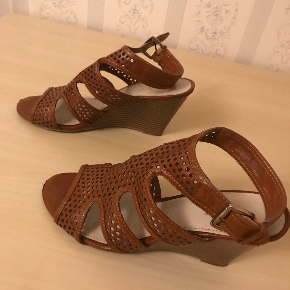 East 5 th sandals size 9 medium